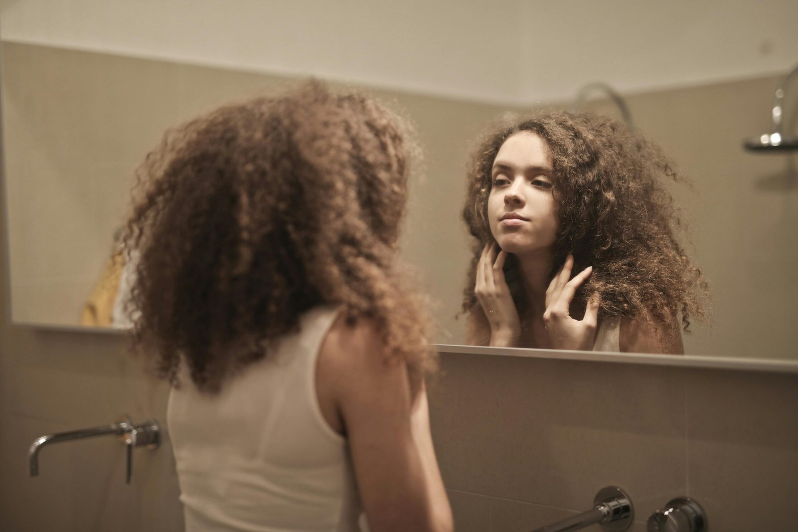 Mujer mirandose para saber si es neurodivergente