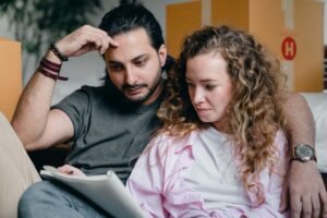 Pareja adulta organizando tareas y recordatorios en casa – TDAH y pareja